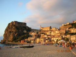 Spiaggia calabrese con rocca a picco sul mare
