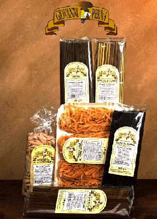 Alcune confezioni della pasta prodotta dal pastificio Giovanni Perna a Loreto (AN)