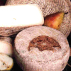 Forme di formaggio piemontese Toma